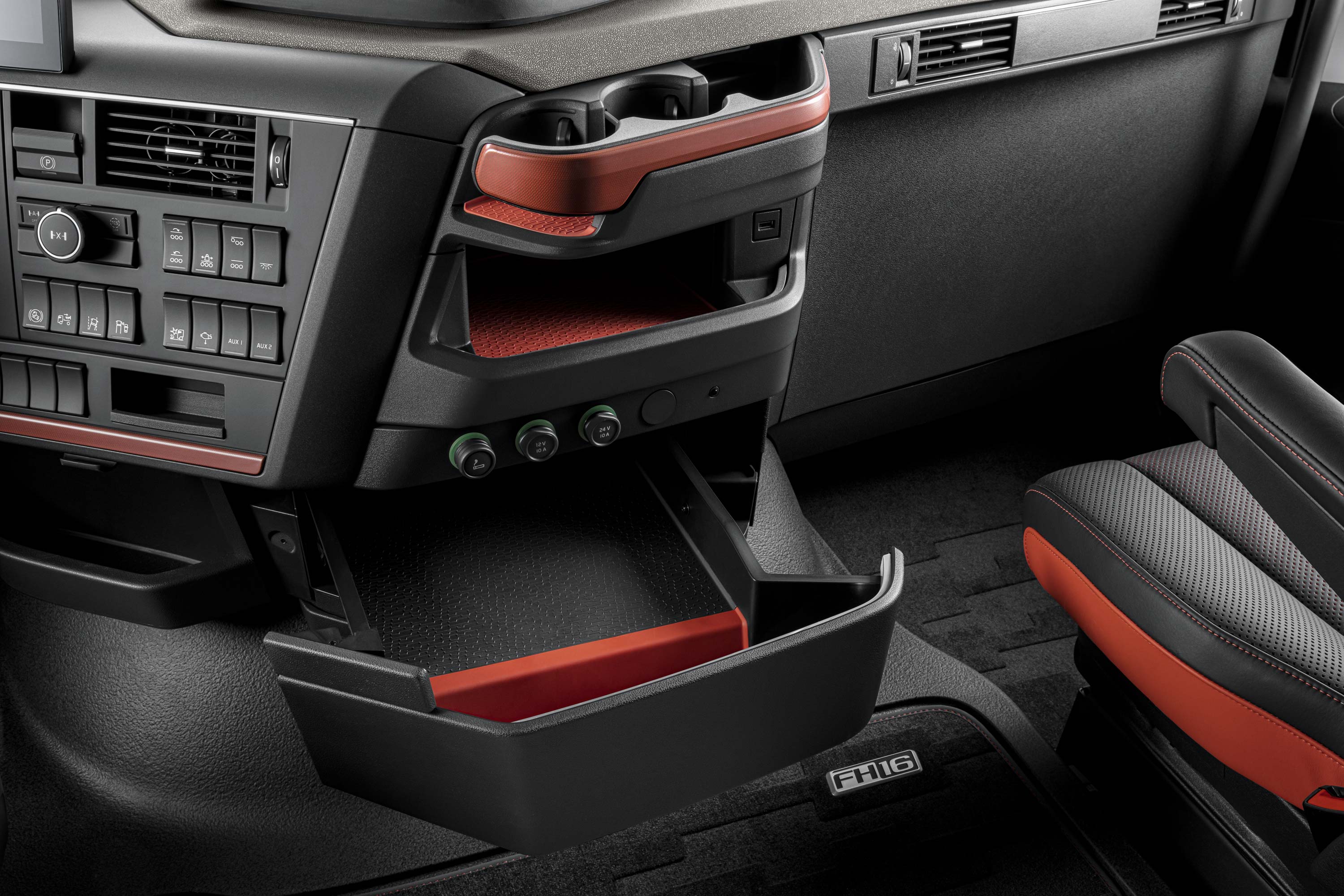 Зручні відсіки для зберігання, доступні з водійського сидіння Volvo FH16.