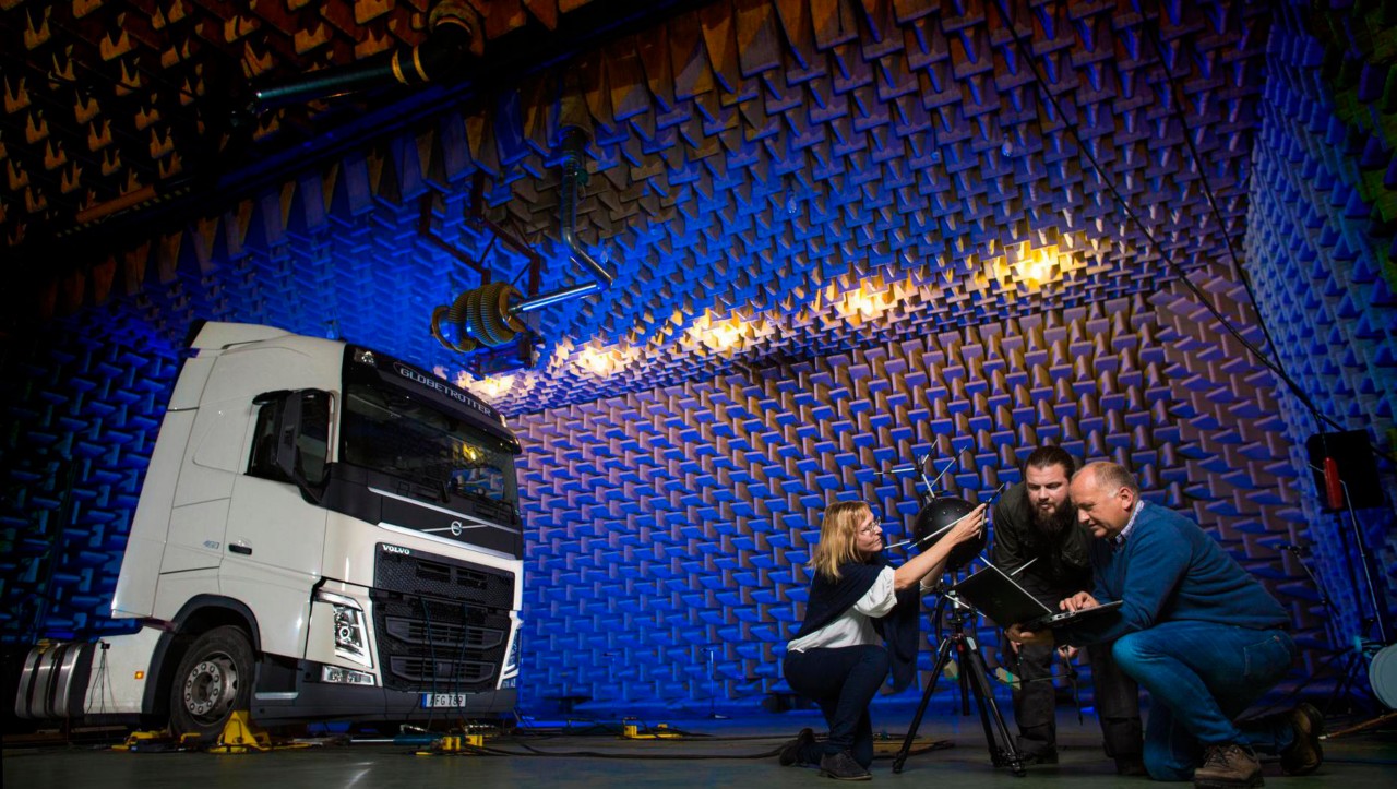 Інженери-дослідники шуму, вібрації та жорсткості кузова, у лабораторії з дослідження шуму та вібрацій Volvo Trucks.