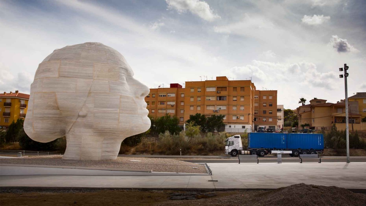 Випробувальна вантажівка проїжджає повз мармурової статуї в Іспанії